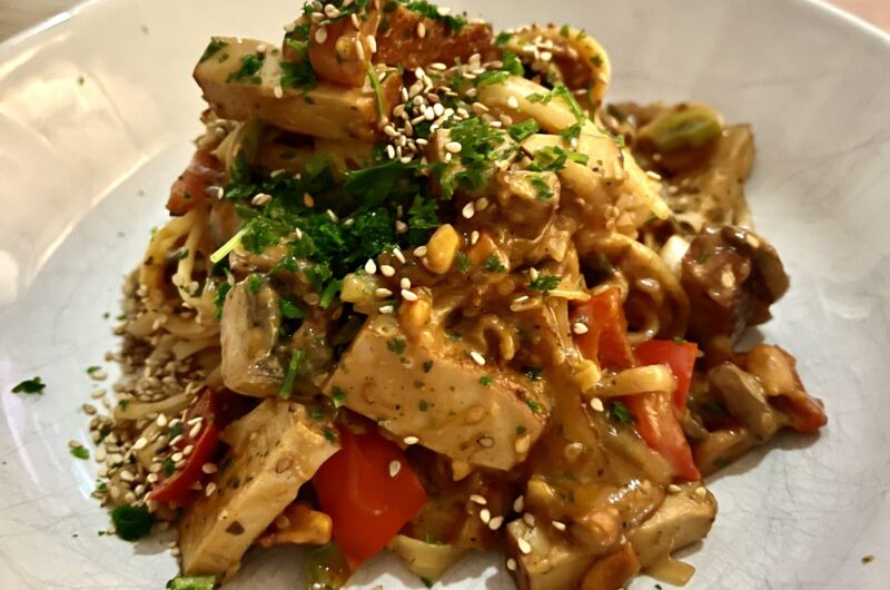Cremige vegane Reisnudeln mit Tofu und Erdnuss-Sesam-Soße