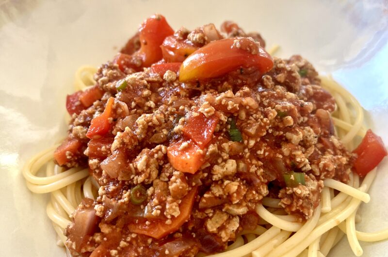 Vegane Bolognese mit Räuchertofu & Spaghetti